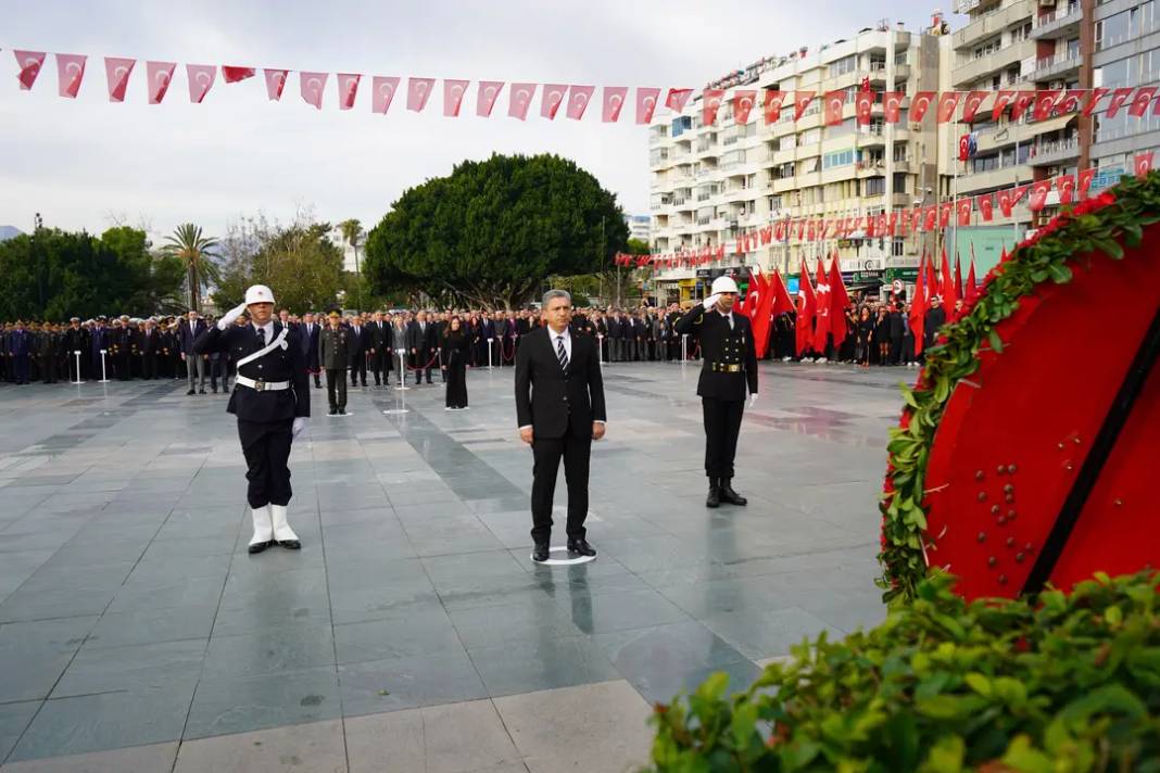 Atamıza Denizde, Karada Saygı Duruşu 1